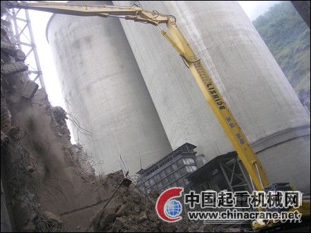 力士德自主研發(fā)加長(zhǎng)臂挖掘機(jī)在貴州六盤水水鋼水泥廠拆除現(xiàn)場(chǎng)顯神威